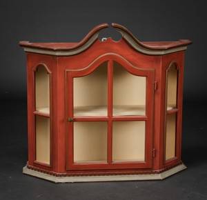 Vægvitrine, bemalt træ