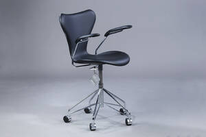 Arne Jacobsen. Kontorstol, model 3217