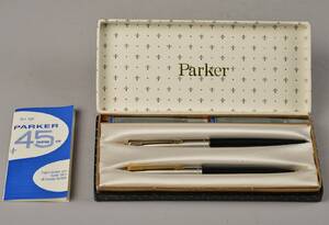Et sæt Parker 45 kuglepen og fyldepen i original æske med instruktion.