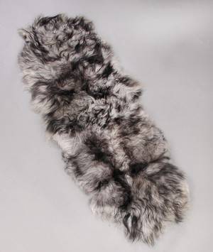 Økologisk Islandsk forligger, fåreskind - long wool. Farve Light Grey blacktop