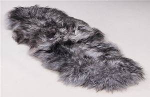 Økologisk Islandsk forligger, fåreskind - long wool. Farve Grey blacktop