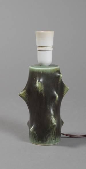 Michael Andersen Søn. Bordlampe, modelleret i spirende stil.