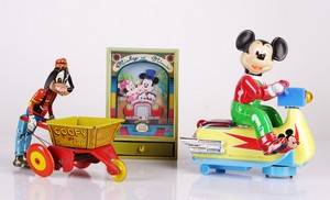 Plåtleksaker samt speldosa, Disney, samt MARX toys, 1900-talets mitt resp. andra hälft, 3 st