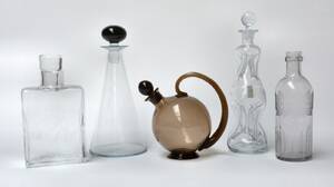 En samling diverse karafler af glas5
