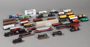 Märklin HO. Samling toglokomotiv, godsvogne, skinner m.m.