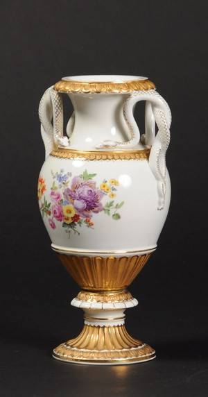Meissen. Prydvase med hanke af porcelæn. 1900-tallet.
