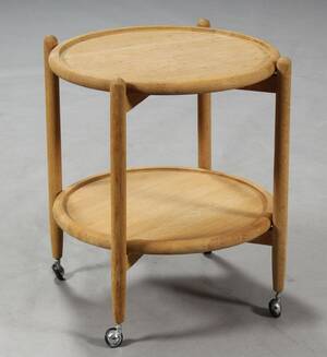 Dansk møbelproducent. Bakkebord rullebord, egetræ