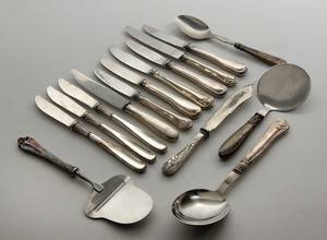 Samling af serveringsdele og knive med skafter af sølv 15