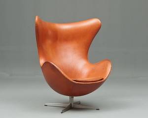 Arne Jacobsen. Ægget med org. patineret cognacfarvet skind