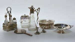 En samling div. pletsølv og glas, bl.a Art Nouveau kande. 8