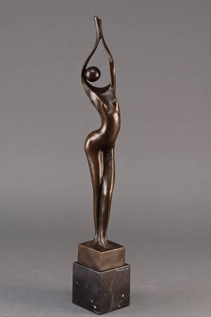 Abstrakt bronze figur af nøgen kvinde