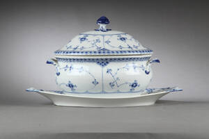 Royal Copenhagen. Musselmalet halvblonde terrin med fad 2