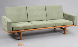 Hans J. Wegner. Trepers. sofa, model GE-236 eg, Alcantara