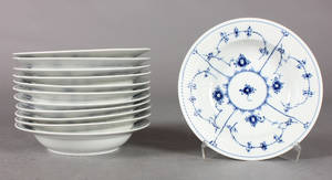 Kgl. Porcelæn, Musselmalet, riflet, dybe frokosttallerkner. 12