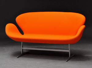 Arne Jacobsen. Svanesofa, model 3321, Årgang 2013