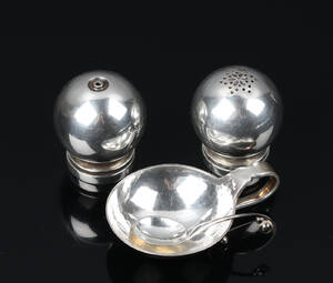 Harald Nielsen for Georg Jensen Pyramide Salt og pebberbøsser samt saltkar. Alt før 1945 3