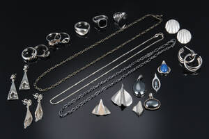Georg Jensen, Jens Johs. Aagaard, Hermann Siersbøl m.fl. Samling smykker af sølv og sterlingsølv 25