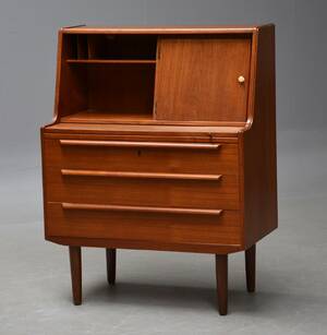 Dansk møbelproducent. Kommodetoiletmøbel i teak