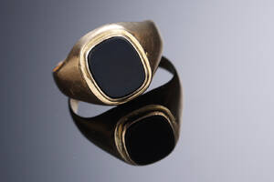 Retro herrering af 18 kt. guld prydet med sort onyx, ca. 1960erne