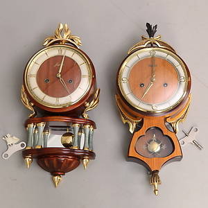 VÄGGUR 2 st, Junghans, Brobi, träfodral med gulddetaljer, 1900-talets mitt.