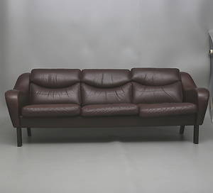 SOFFA i brunt skinn, 3-sits, Danmark.