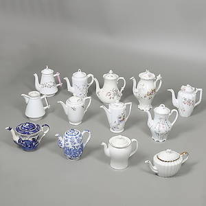 PARTI KAFFEKANNOR i porslin, 13 st, bl a.