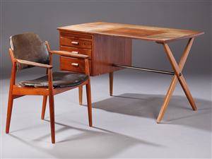 Dansk møbelproducent.Skrivebord samt armstol, teak, læder. 2