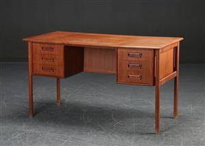 Skrivebord af teak, 1950erne, dansk møbelproducent