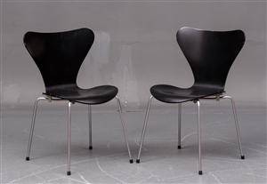 Arne Jacobsen. Par sorte syverstole, model 3107. 2