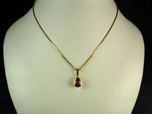 Goldkette mit Rubinanhänger