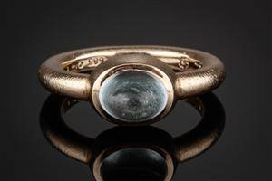 Ole Lynggaard Boble ring af satineret guld 14 kt. med cabochonslebet akvamarin