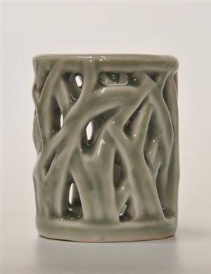 Axel Salto for Royal Copenhagen. Bæger af stentøj med celadon glasur, nr. 21472