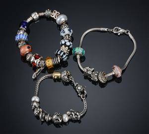 Pandora, Troldekugler mm. Tre armbånd med charms.