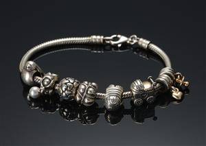 Pandora armbånd med charms
