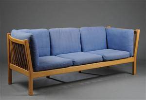 Andreas Hansen. Tre personers sofa med stel af bøg