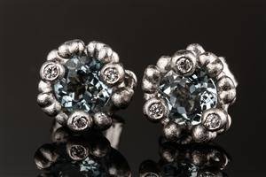 Ole Lynggaard Blomsterkurv akvamarin- og brillantørestikker af hvidguld 18 kt. 2