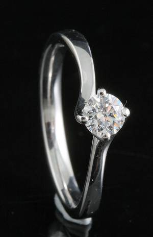 Ring in 18k set with a brilliant cut diamond 0.35 ct