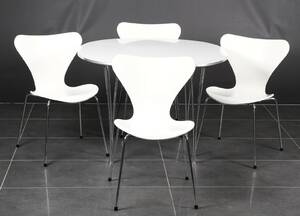Piet Hein Bruno Mathsson Arne Jacobsen. Supercirkulært bord samyt 3107 fire spisestole
