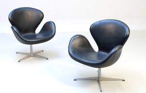 Arne Jacobsen 1902 - 1971. Par svaner original betrukket med sort læder, model 3320 2