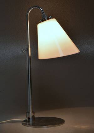 Vilhelm Lauritzen. Bordlampe i forkormet metal og hvidt oplaglas