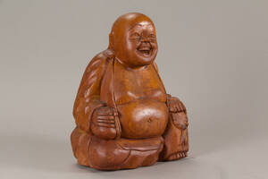 Thailandsk siddende buddha af udskåret træ
