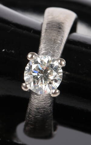 Brillant solitairering, 14 kt hvidguld, 0.90 ct . IGI Certifikat