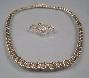 Klassisk bismarckcollier samt ørestikkere med diamanter. 3