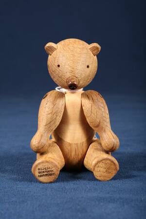 KAY BOJESEN, 1886-1958, FIGUR BJÖRN, FORMGIVEN 1952, LÖNN OCH TEAK, STÄMPLAD BOJESEN, DENMARK, HÖJD 12 CM
