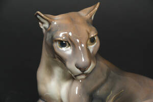 J.P. Dahl-Jensen. Liggende Puma, figur, nr. 1019 2. sort.