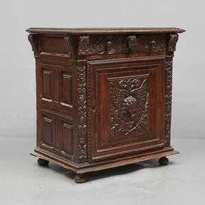 Skåpbyrå, Barockstil. Bredd 89. Djup 589 cm