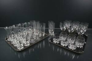 BRICKOR, 2 st, med glas, bl.a. ölglas och vinglas