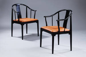 Hans J. Wegner. Et par armstole, Den kinesiske stol Kinastolen, sortlakeret. 2