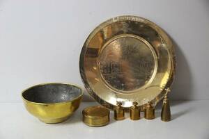 SKÅL, jultallrik, vikter 3 st, snusdosa, samt ljussläckare, mestadels Skultuna 1607