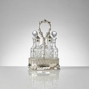 Bordssurtout, silver. Vikt 640g. Med fem stycken flaskor